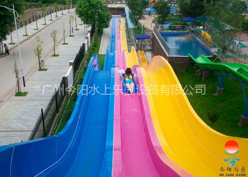 彩虹波浪滑梯